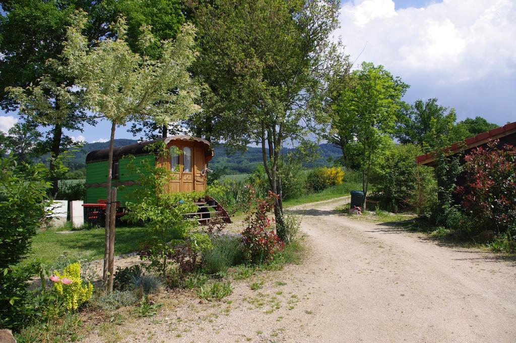 Les Roulottes Et Cabanes Du Livradois Vendégház Cunlhat Kültér fotó